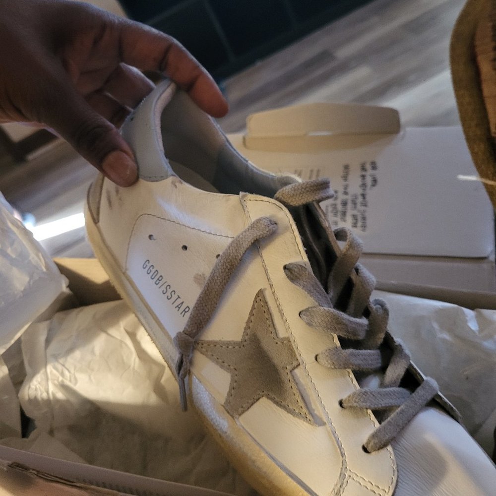 Tennis shoes